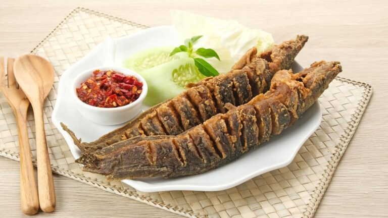 7 Trik Menggoreng Ikan Lele agar Tidak Meledak dan Lengket di Wajan